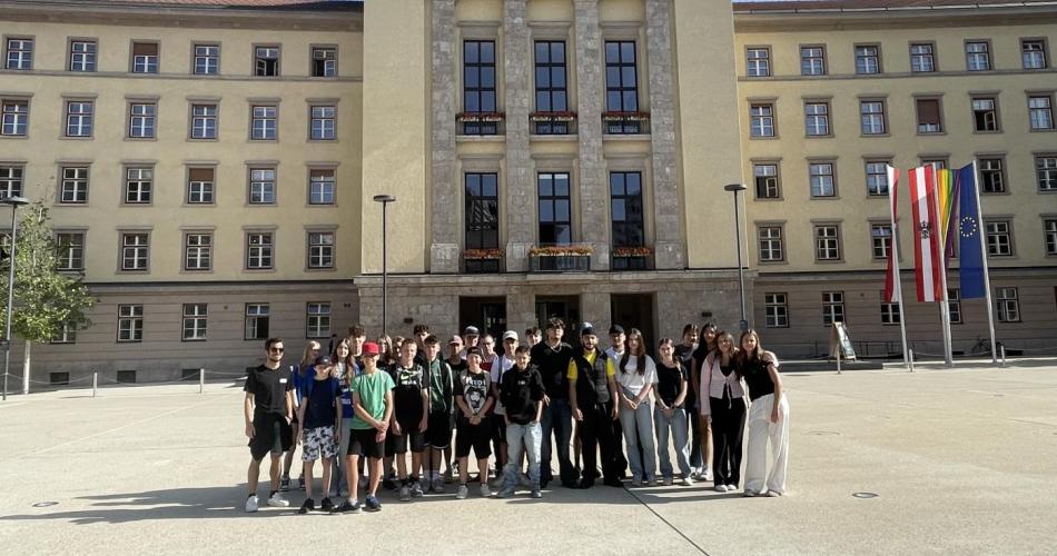 4ab vor dem Landhaus