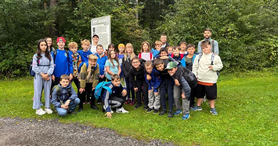Trotz Regen verbrachten die 1ab-Klassen einen gelungenen Wandertag mit Teamspielen und viel Bewegung.